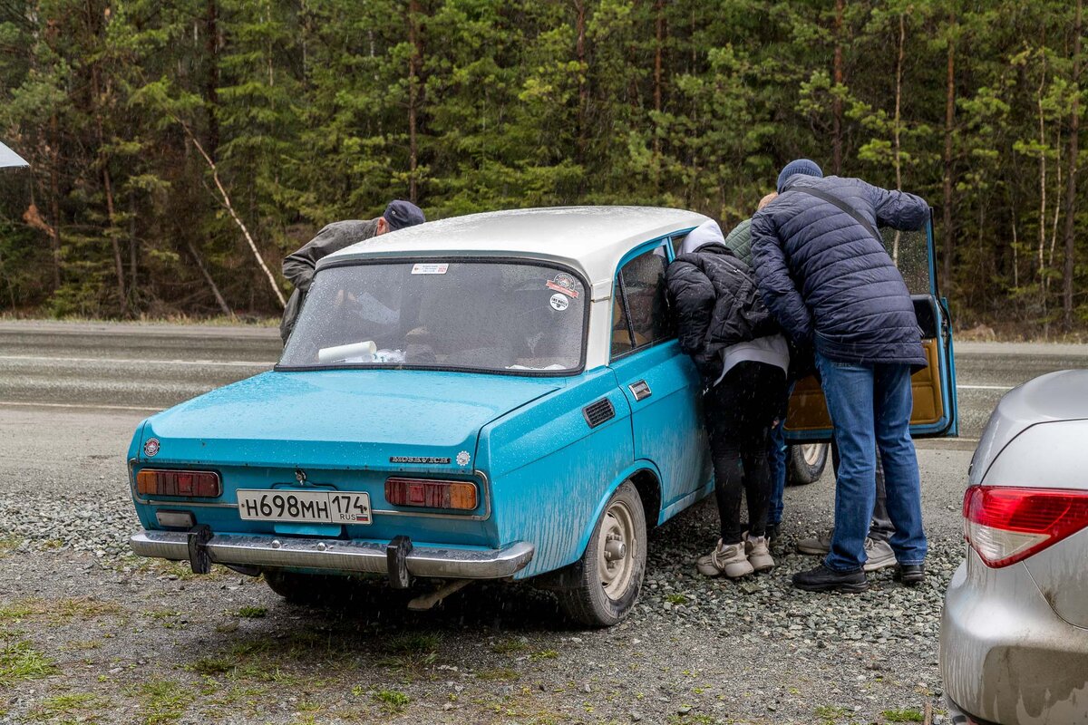 114-ти летний автомобиль на ходу - на одном цилиндре и двух свечах.  Lion-Peugeot