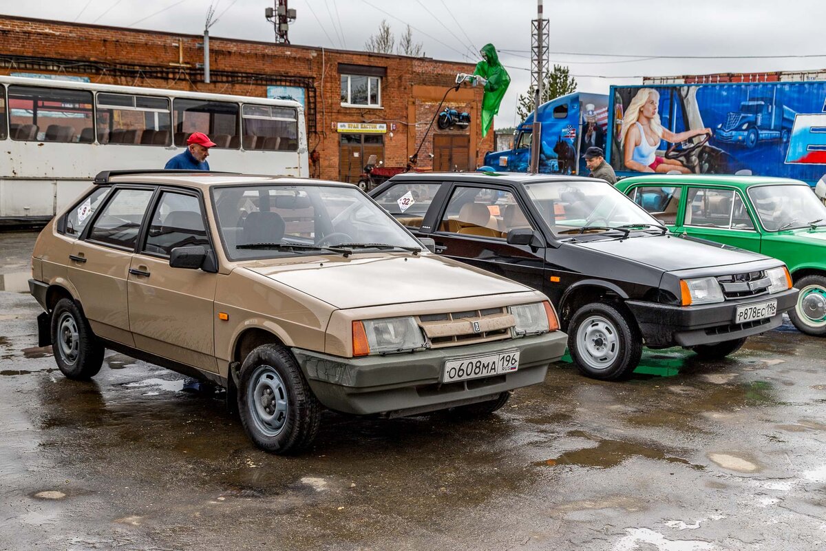 Вчера в Екатеринбурге прошло ралли ретро-автомобилей "Демидов", в котором принимали участие автомобили как отечественного,  так и иностранного производства.-2-3