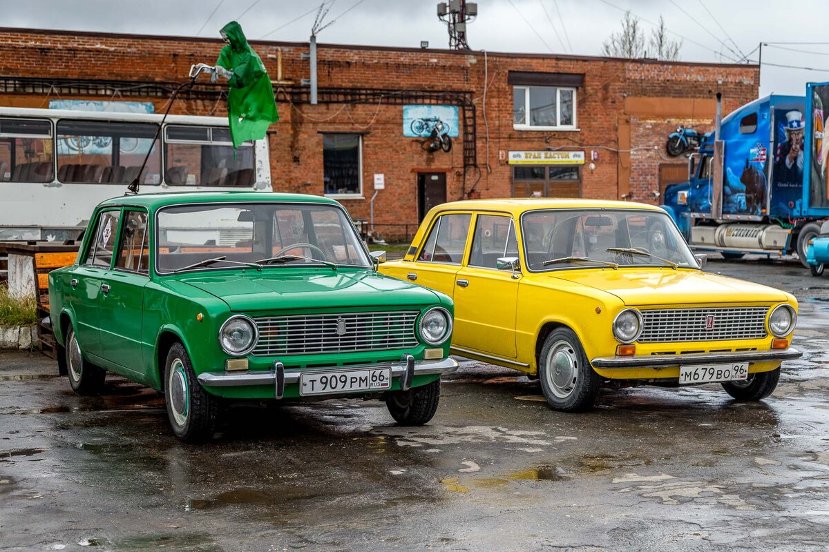 Вчера в Екатеринбурге прошло ралли ретро-автомобилей "Демидов", в котором принимали участие автомобили как отечественного,  так и иностранного производства.-2-2