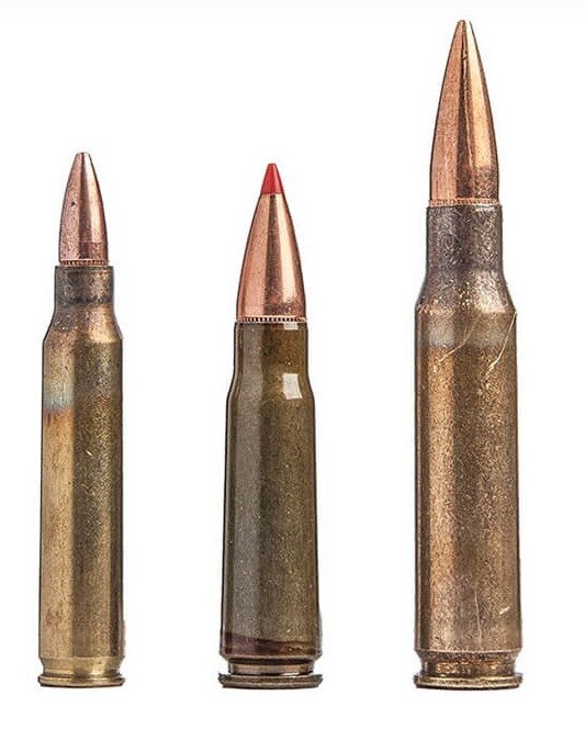 Патроны (слева направо): 5,56х45 мм (AR-15), 7,62х39 мм (АК-47), 7,62х51 мм (М-14).