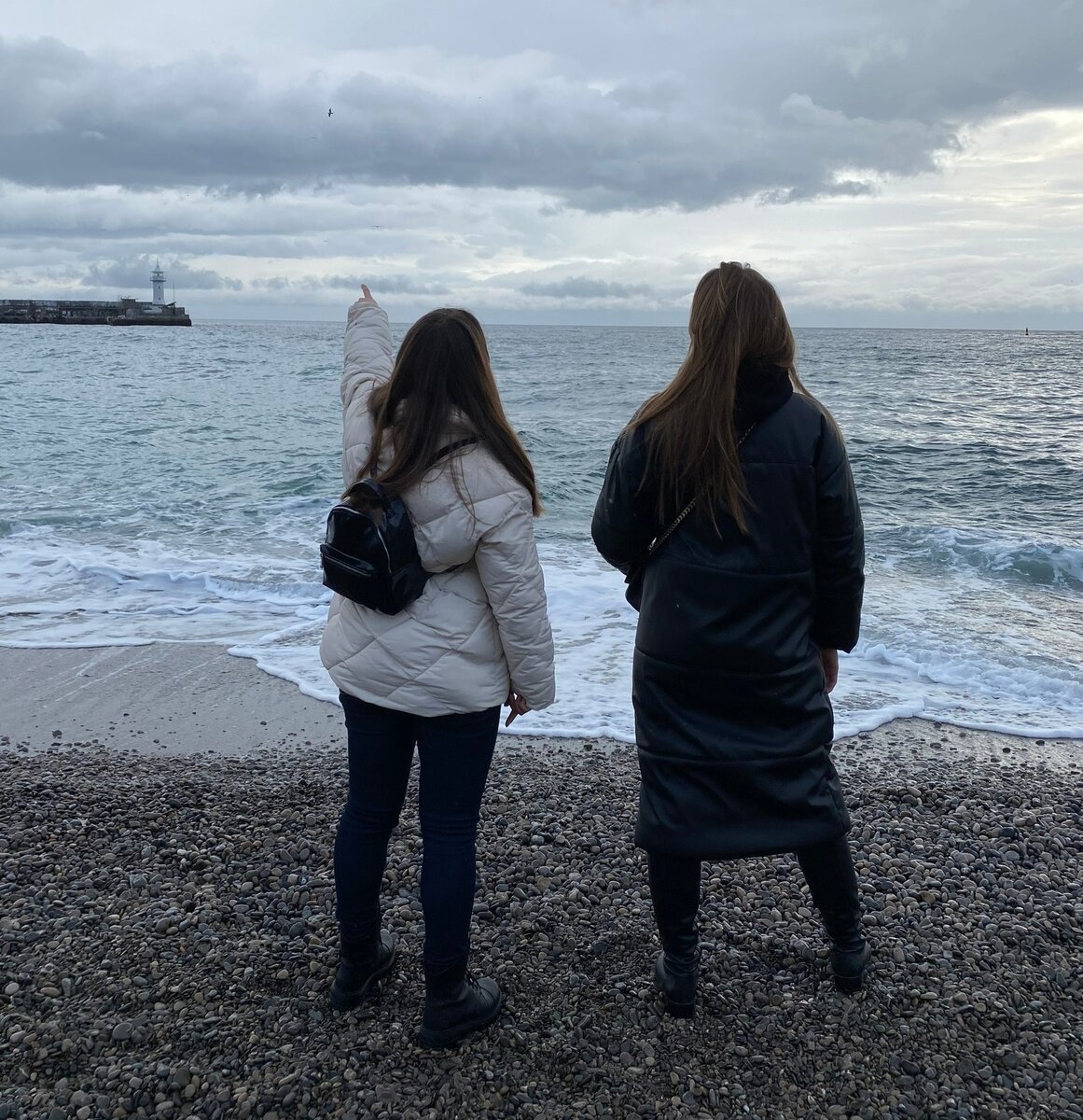 На пляже в Ялте смотрим на маяк. Фото моё.