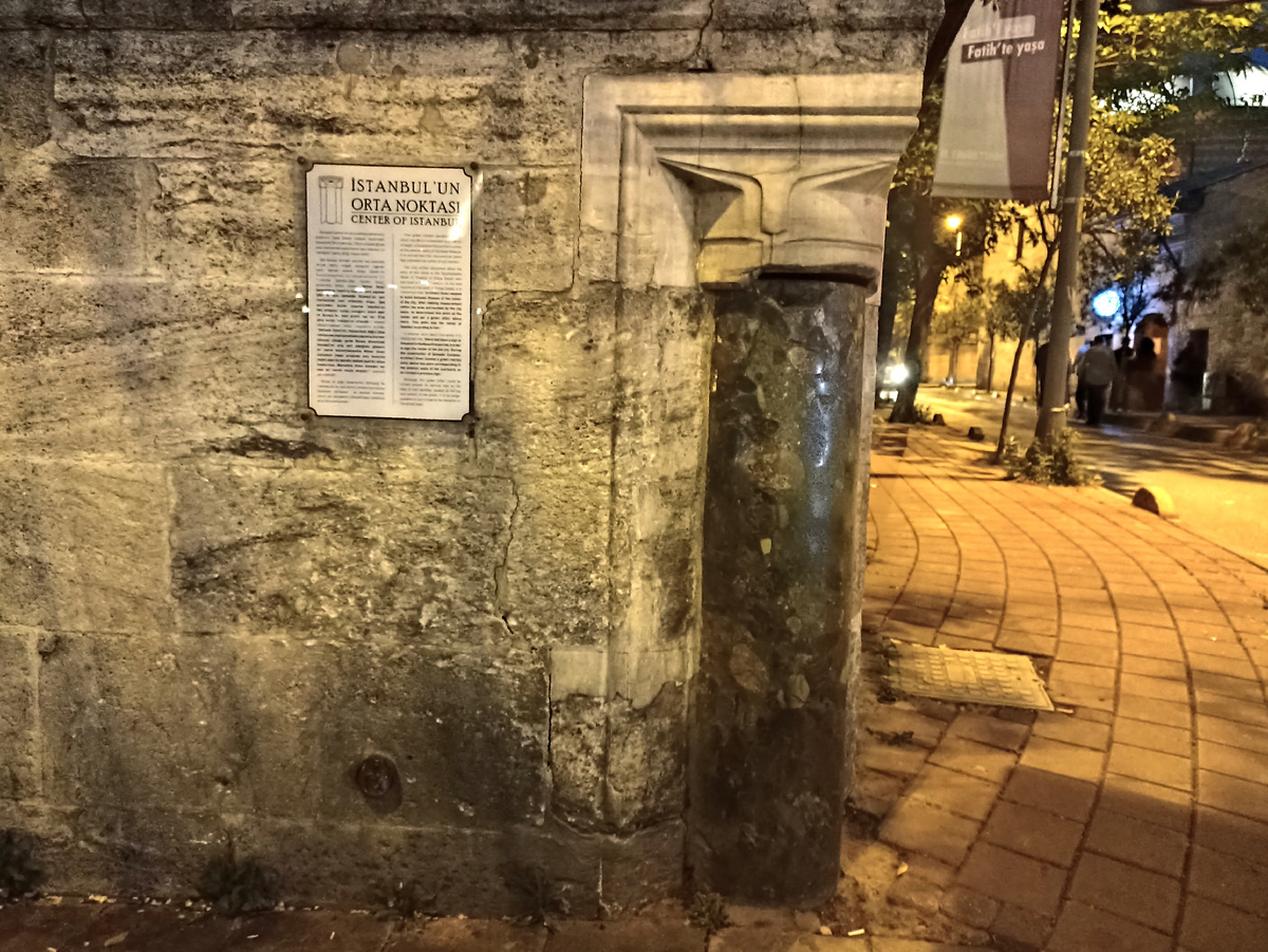 колонну установил Мимар Синан когда строил мечеть Шехзаде, определяя центр Константинополя