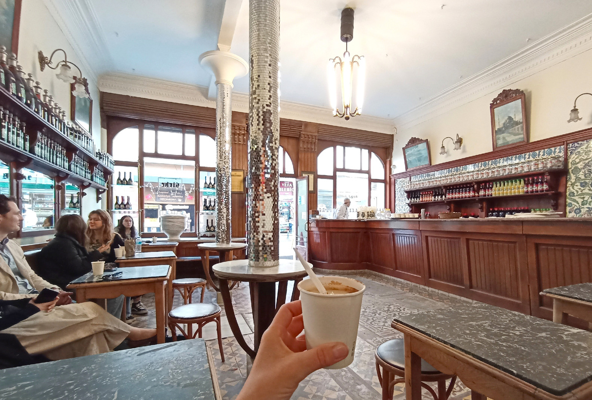 заняла место под реликвией - стаканом, из которого пил бозу Ататюрк