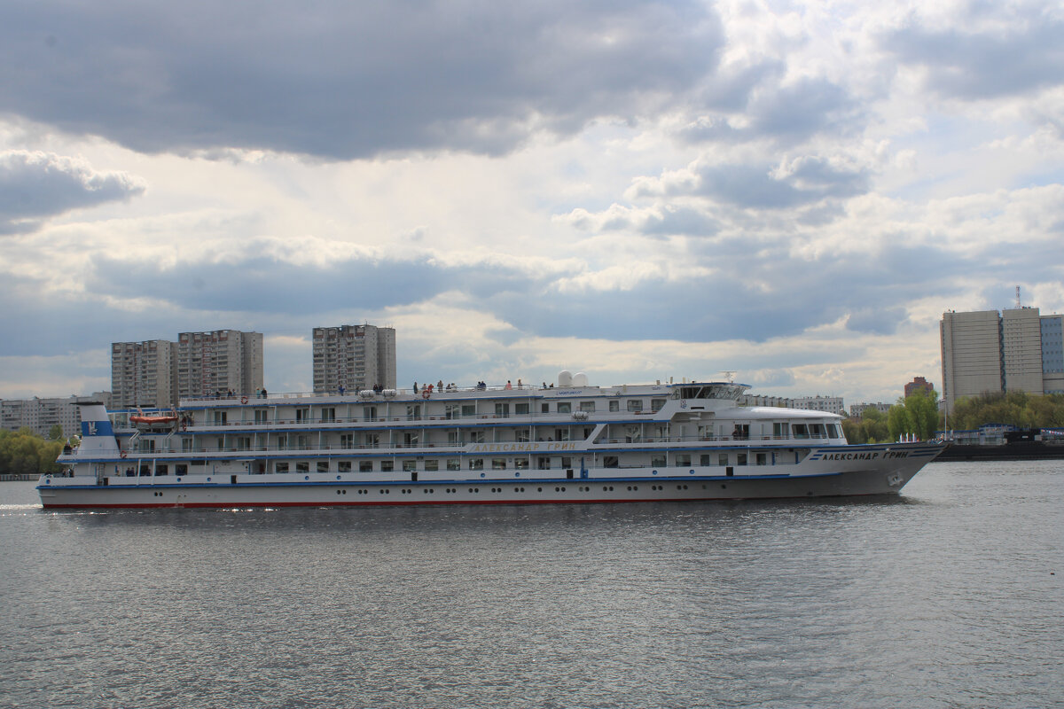 Теплоход "Александр Грин" отправился следом за "КонстантиномКоротковым".