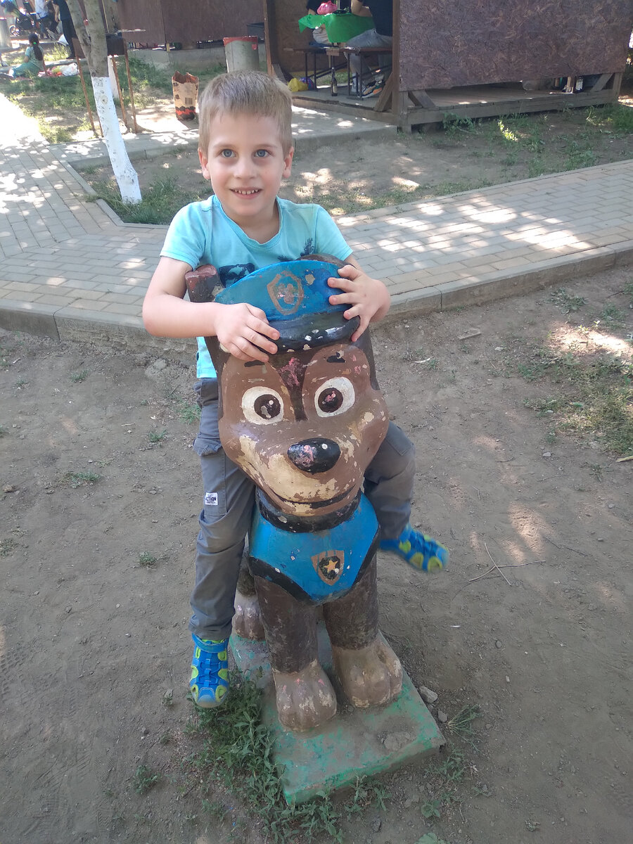 Территория шашлычной поляны около аквапарка 