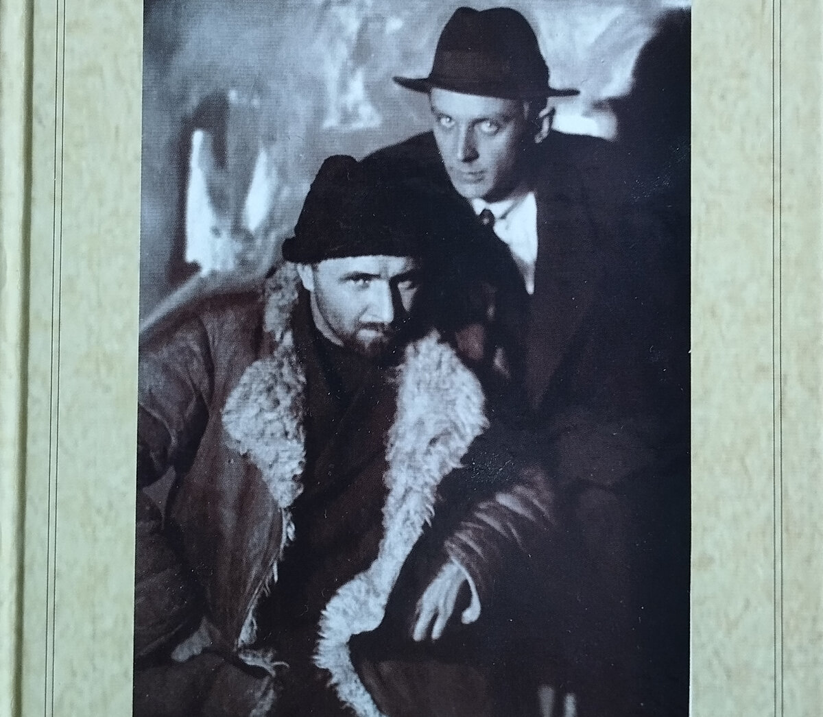 Иван Соколов-Микитов (сидит) и Константин Федин