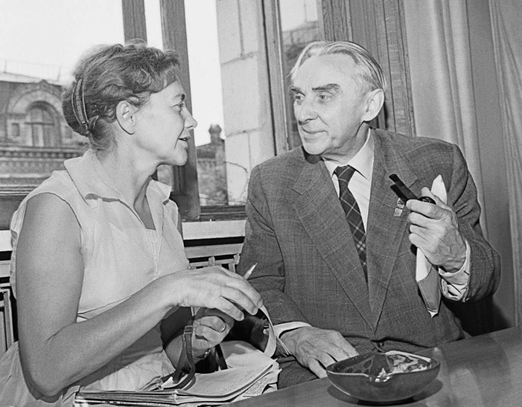 Константин Федин с польской писательницей во время Всемирного конгресса по разоружению.