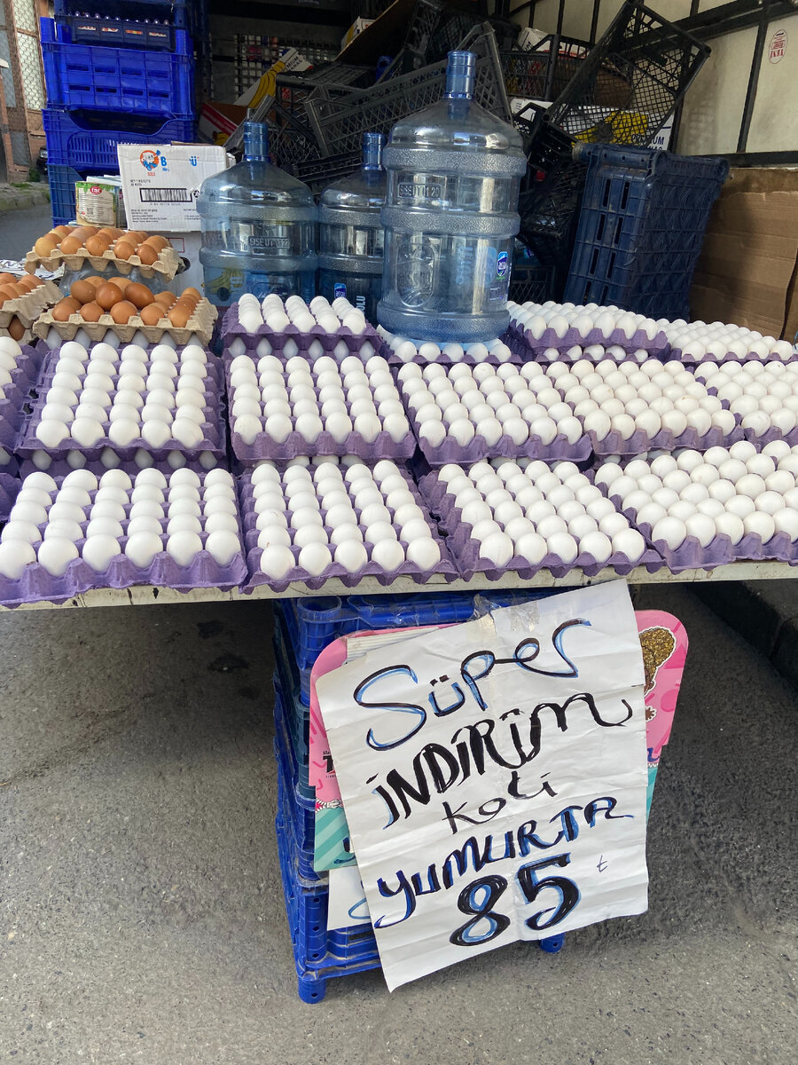 Приехала машина с яицами