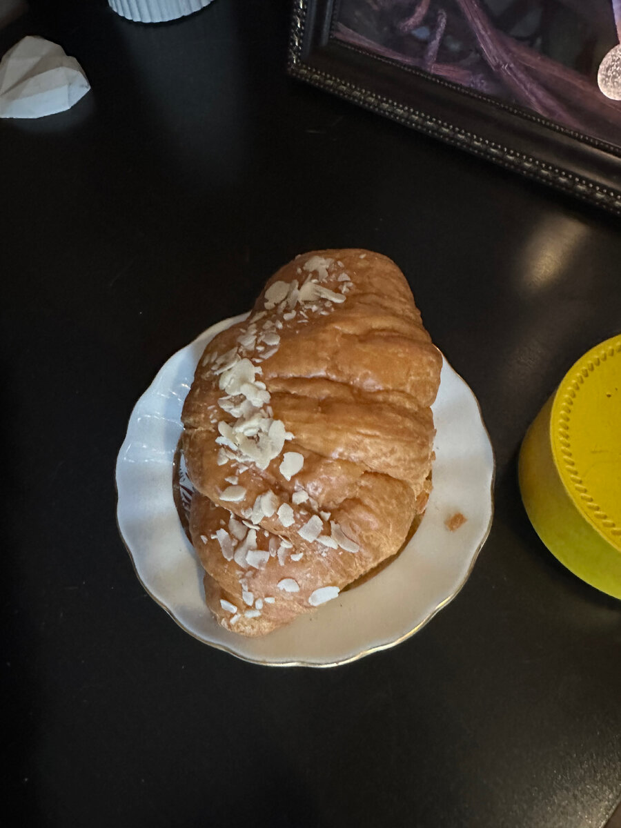 Круассанчик с маскарпоне... ням.