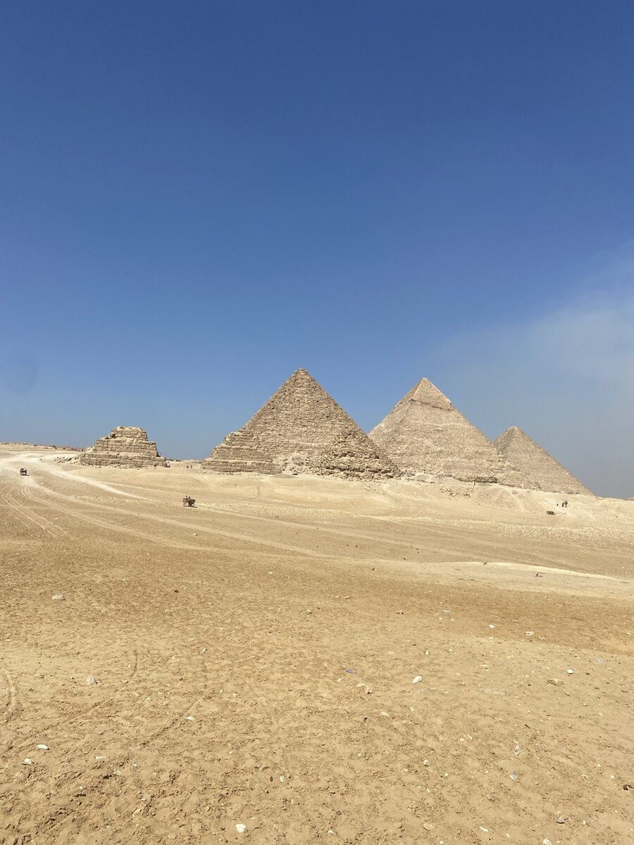 Слева направо: пирамиды Микерина, Хефрена и Хеопса. Три небольшие пирамиды на переднем плане — это пирамиды-спутницы пирамиды Микерина. Информация взята из Википедии.