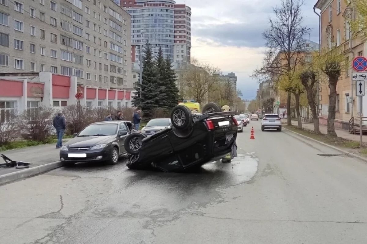    Автомобиль протаранил припаркованные автомобили