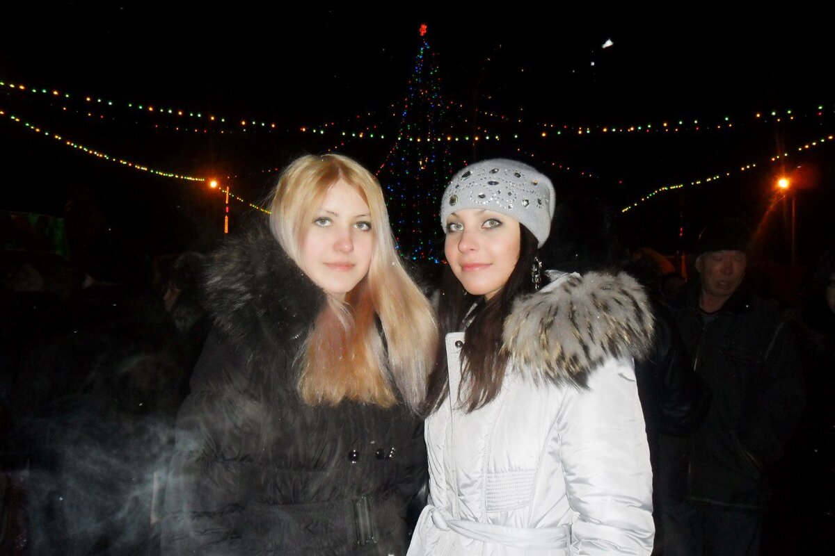 Мои доченьки.На городской ёлке 31 декабря 2011г.
