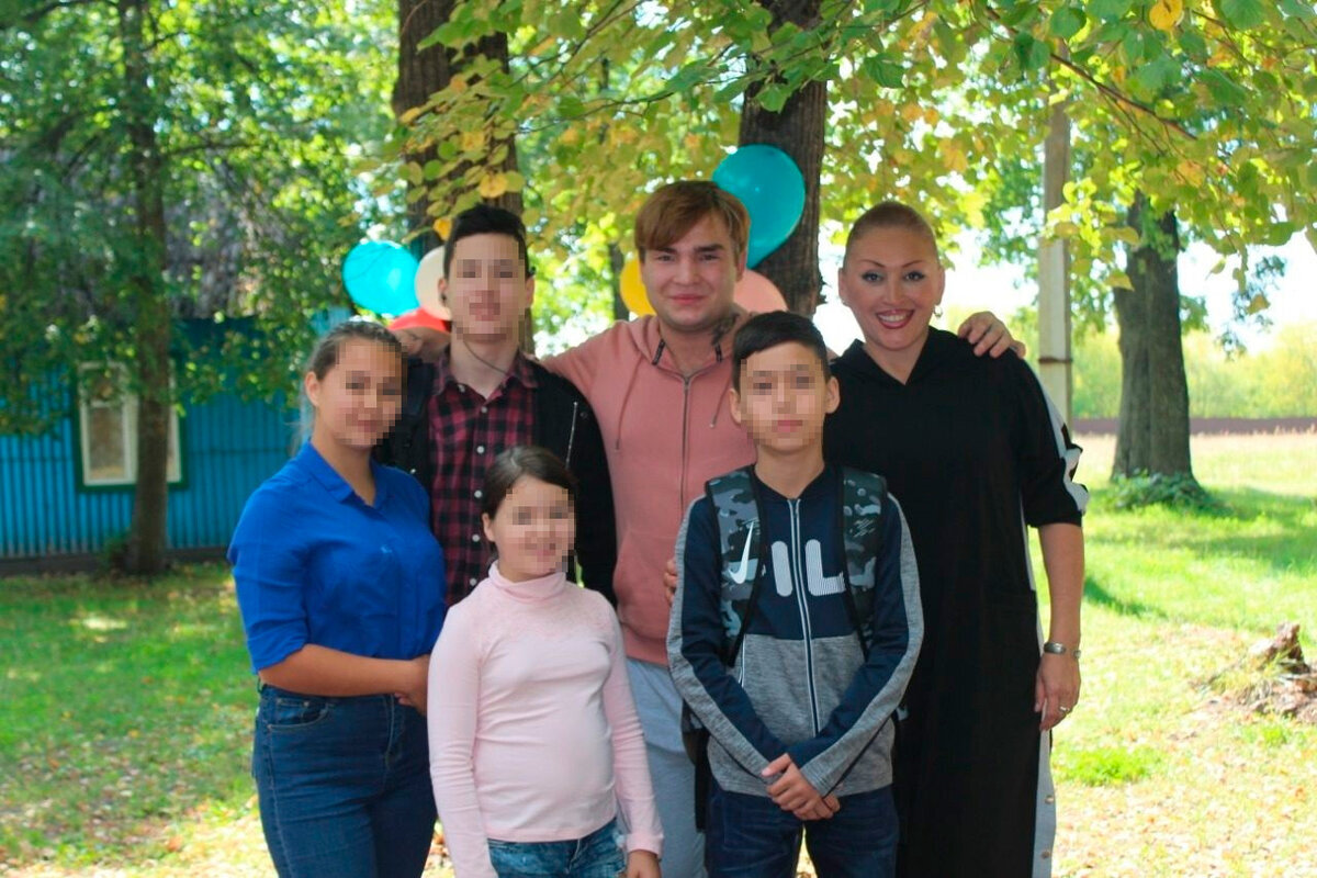 Айсылу и её приёмные дети. Фото: страница Айсылу Чижевской-Мингалим в соцсети "ВКонтакте". 