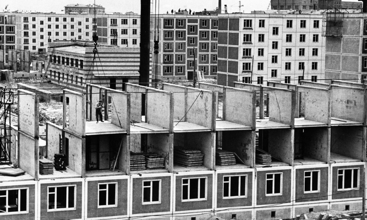 Хорошо жилось при СССР, даже паркет стелили при строительстве эконом жилья, а теперь, не то что паркет, так даже без стен квартиры продают и за большие деньги.-2