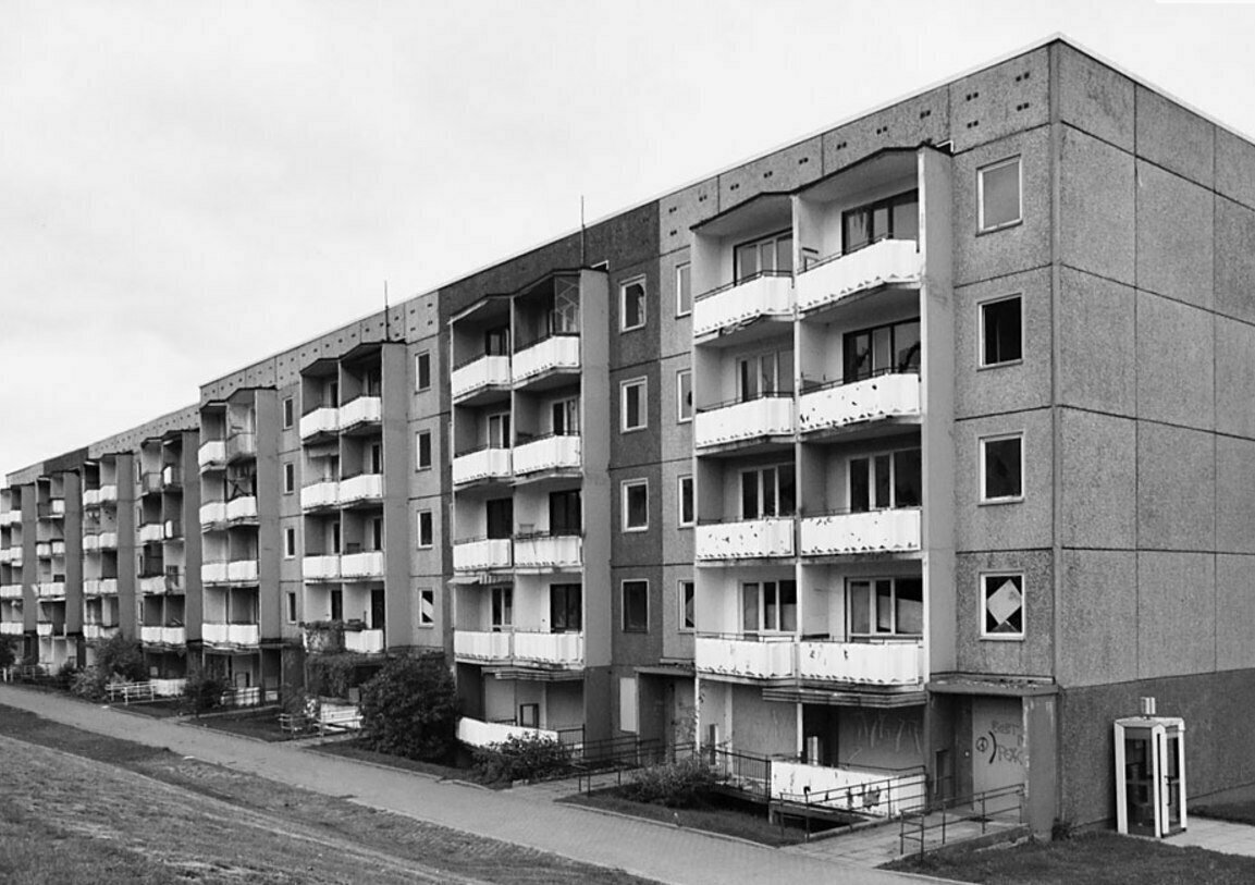 Хорошо жилось при СССР, даже паркет стелили при строительстве эконом жилья, а теперь, не то что паркет, так даже без стен квартиры продают и за большие деньги.