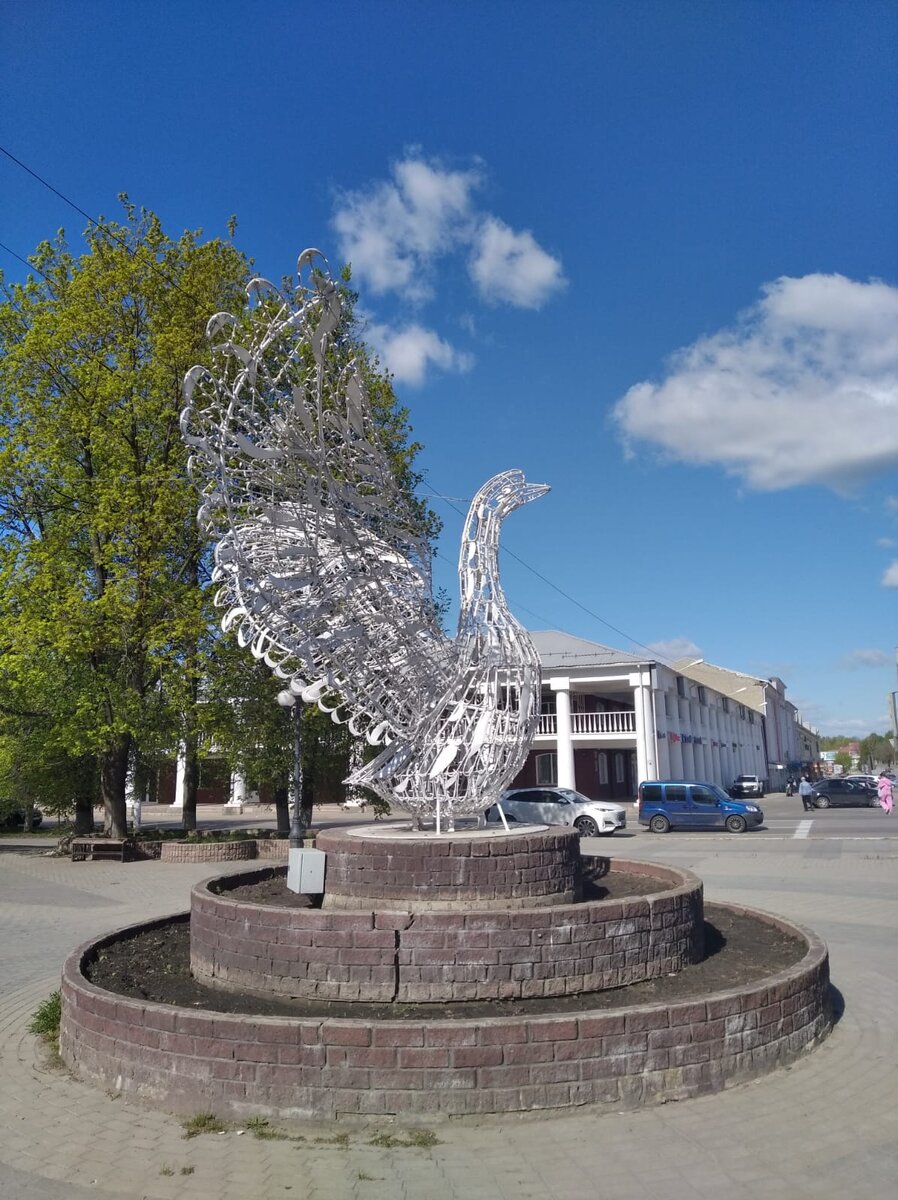 Хрустальный гусь, которого периодически портят вандалы