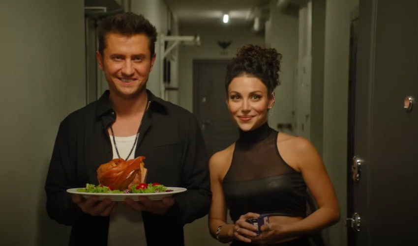 ПАВЕЛ ПРИЛУЧНЫЙ И ЗЕПЮР БРУТЯН СЫГРАЛИ ГОРЯЧУЮ ПАРОЧКУ В ПОИСКАХ УДОВОЛЬСТВИЙ. КАДР ИЗ ФИЛЬМА "НЕПРИЛИЧНЫЕ ГОСТИ", 2024, РЕЖ. ГОГА МАМАДЖАНЯН