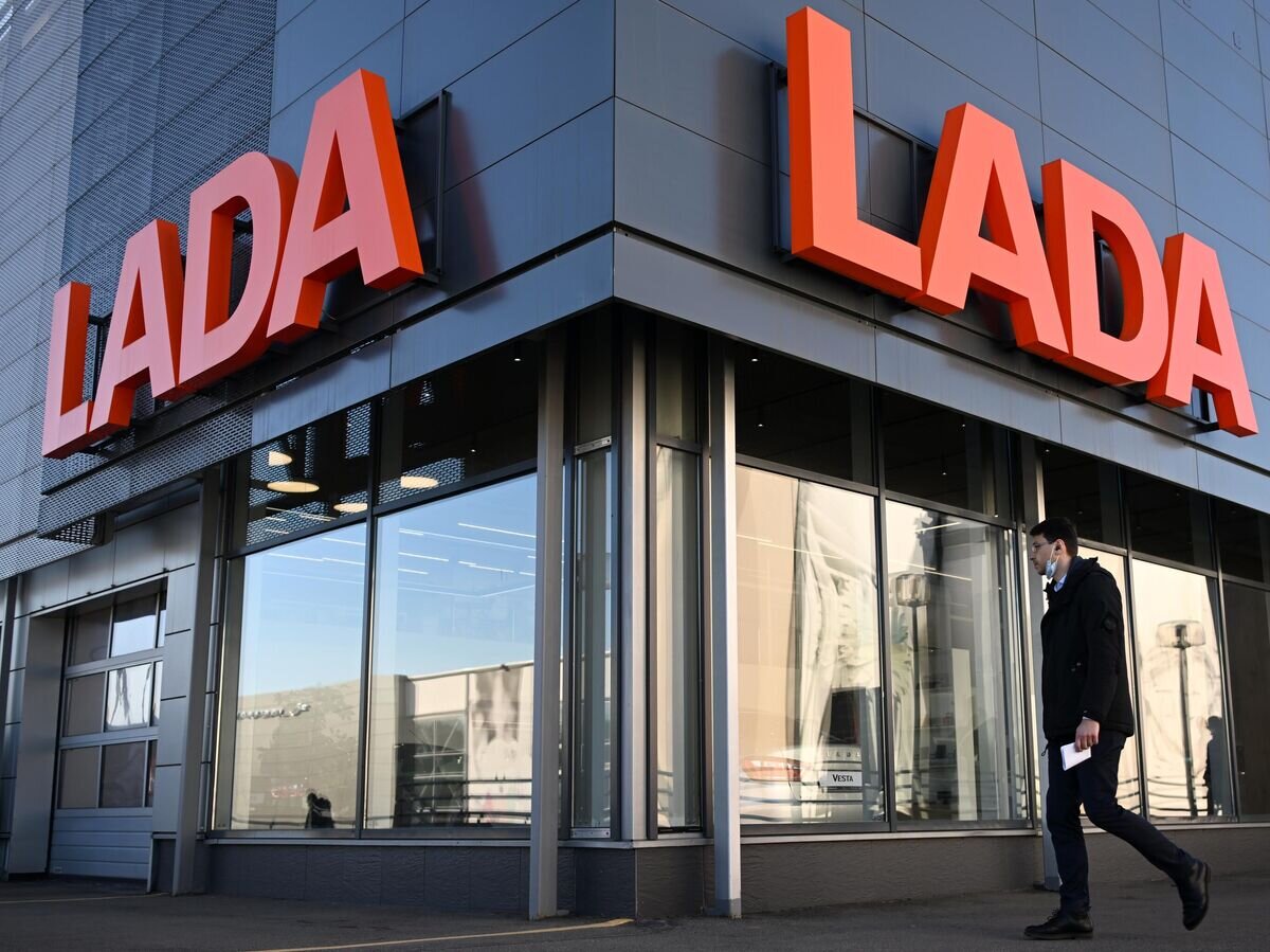    Вывеска российского производителя автомобилей Lada в автосалоне© РИА Новости / Павел Бедняков
