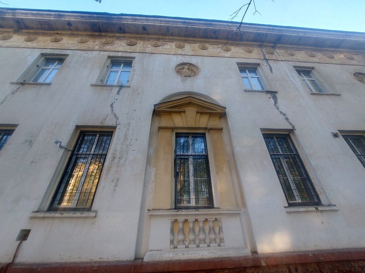 ДК "Строитель", детали (трещины)