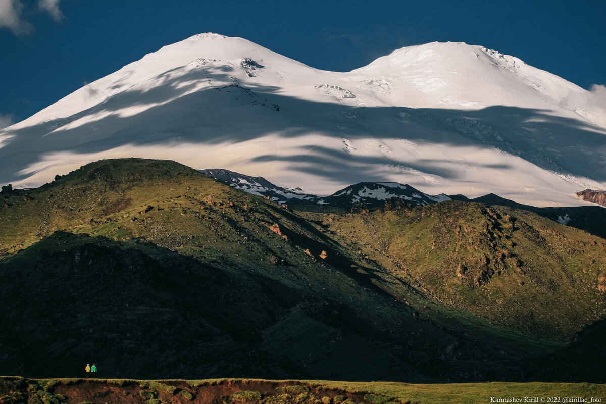 Наши туристы гуляют на фоне двуглавого испрлина