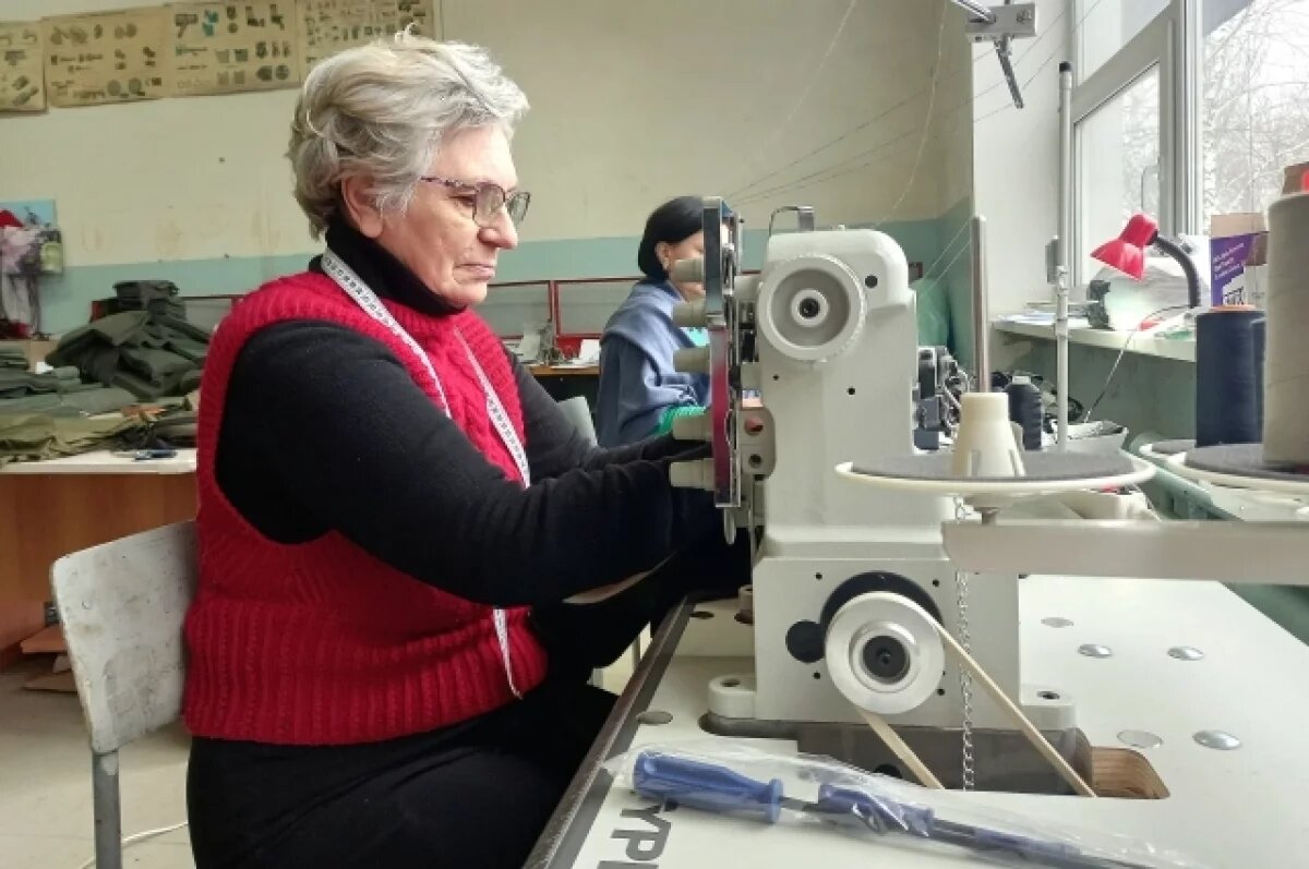 Швейный цех швеи. Швея на швейной фабрике. Швея на мебельном. Швейное производство. Швея на швейной фабрике.