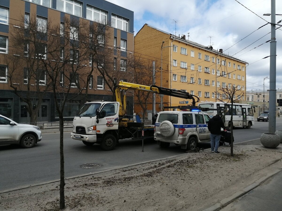 Машину ДПС эвакуировали в центре Петрозаводска | Фактор News | Дзен