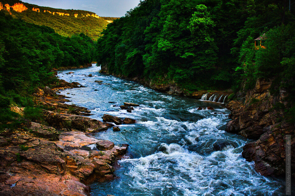 Большая и бурная река Белая.