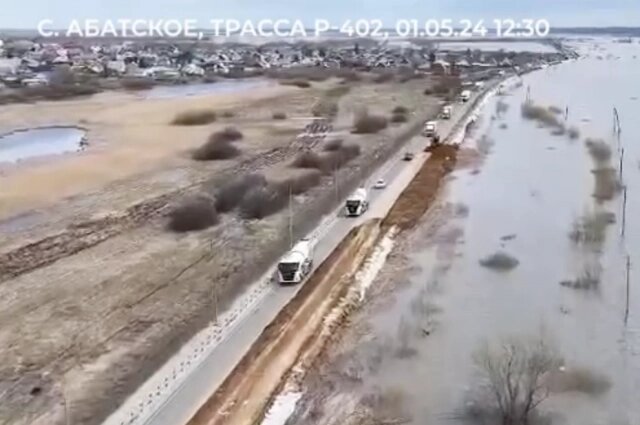    На трассе действует реверсивное движение — полосы пропускают по очереди. Фото: Телеграм-канал губернатора Тюменской области Александра Моора