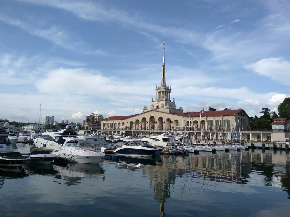 Морской вокзал Сочи — одна из самых узнаваемых достопримечательностей курорта. С причала можно отправиться в открытое море на теплоходе, яхте или катере. Фото: Ан Нет /  Unsplash