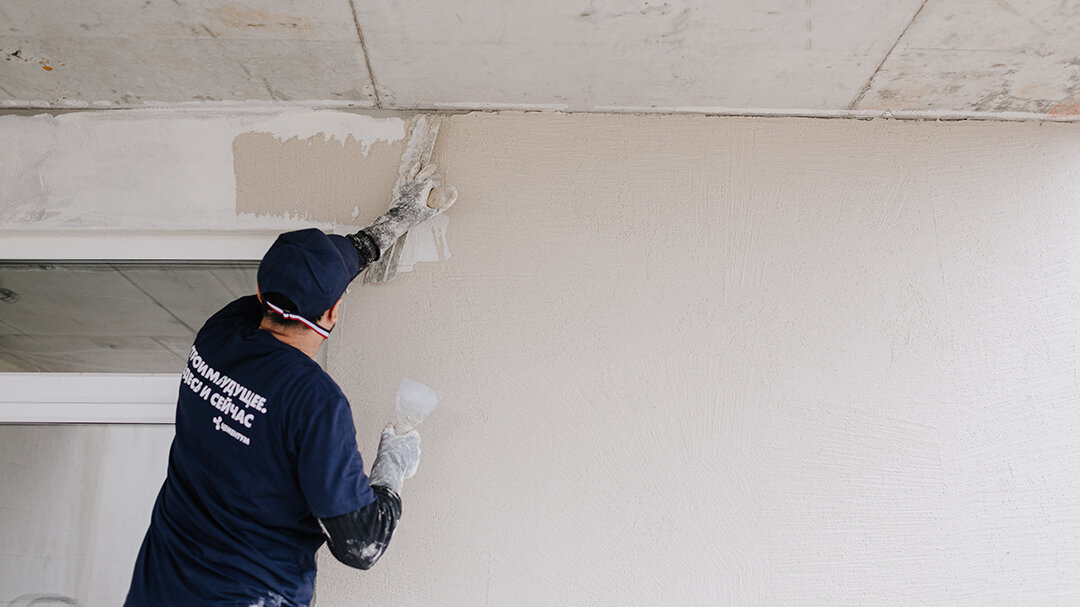 Одну стену – поверхность от угла до угла – лучше покрывать декоративной штукатуркой за один подход, не делая перерывов