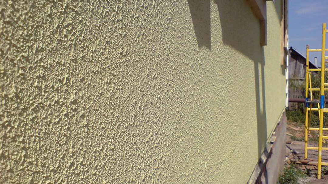 Декоративная штукатурка на цементе подходит даже для цоколя, входной группы, колонн, заборов. Также с ее помощью можно преобразить фасад старого дома.