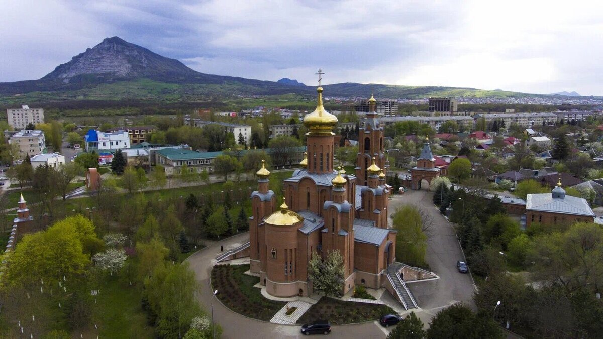 Внутри храм расписывала группа московских художников, которую возглавлял потомственный художник-реставратор Ярослав Рылло. Источник: Яндекс Карты / Александр Еремин