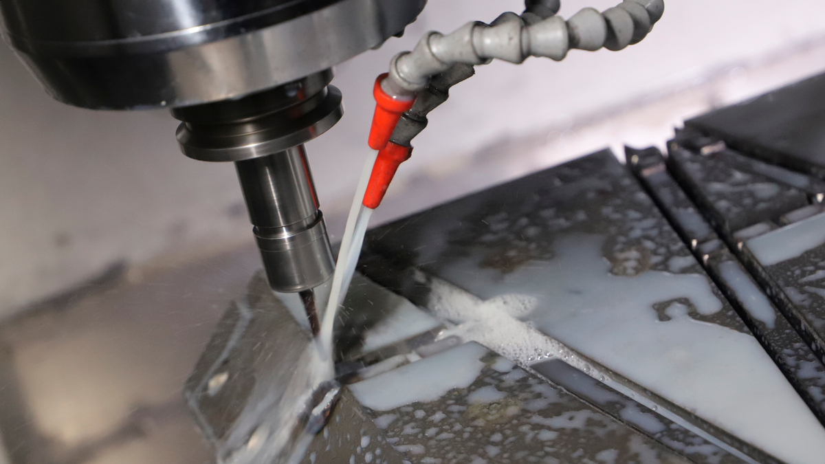 Применение СОЖ при металлообработке. Источник изображения: D-D-A / Shutterstock.com