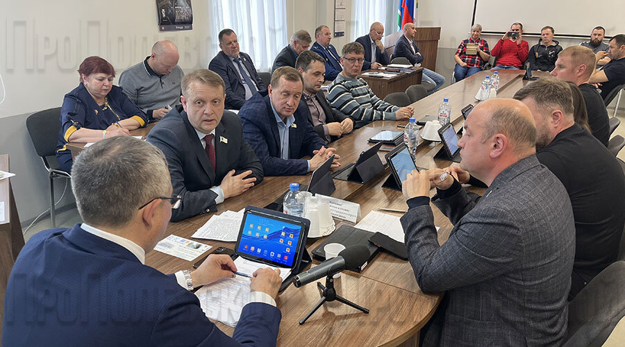По итогам обсуждения депутаты запросили у администрации актуальную версию соглашения о социально-экономическом партнёрстве с ООО «Железянский рудник», а также весь пакет аналогичных соглашений с другими пользователями недр Полевского городского округа