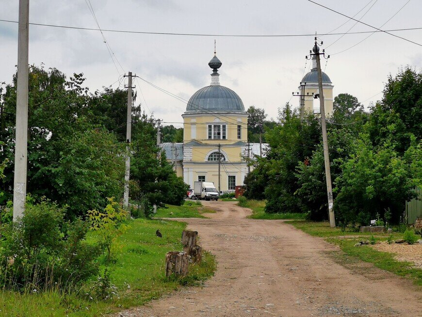 Церковь Николая Чудотворца 18 века. Такая пастораль, просто сердце тает, даже столбы эти и провода мне не мешают © Екатерина Гурина