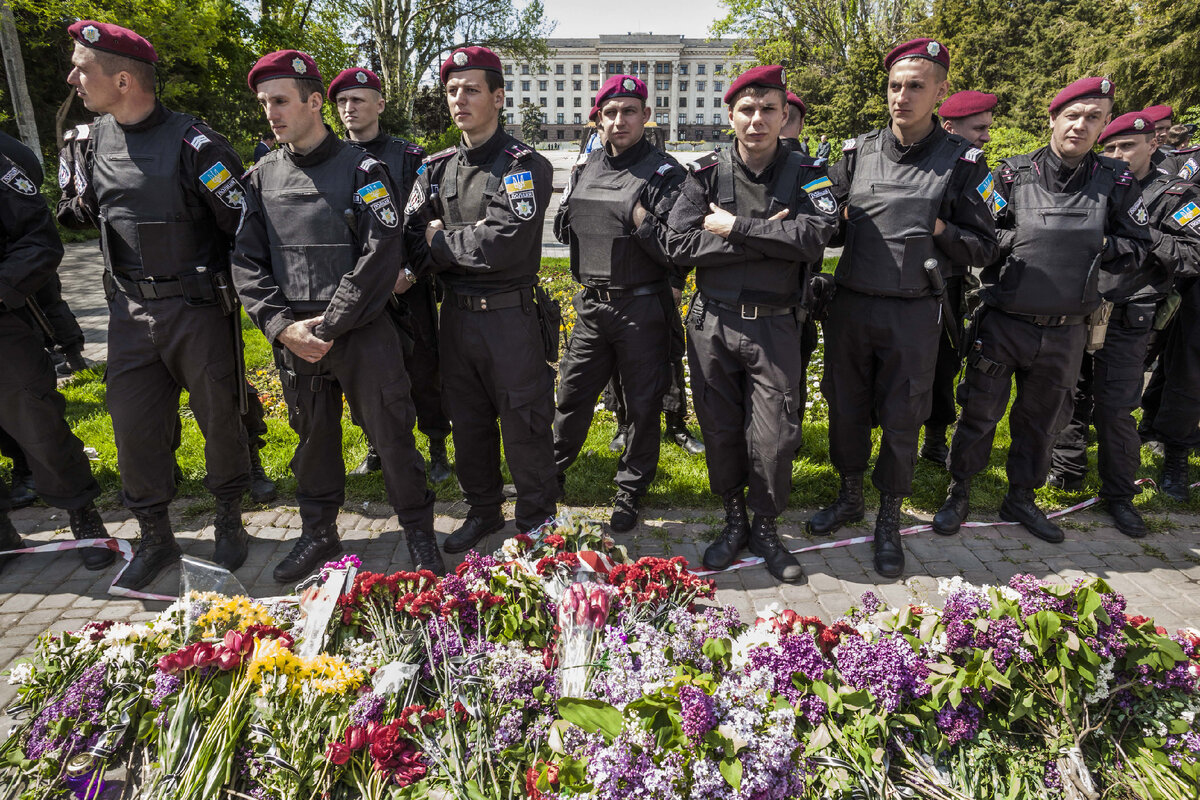 После тех событий жители города каждый год возлагают цветы к Дому профсоюзов. За этим усиленно следят силовики. Фото: Celestino Arce Lavin/ZUMAPRESS.com