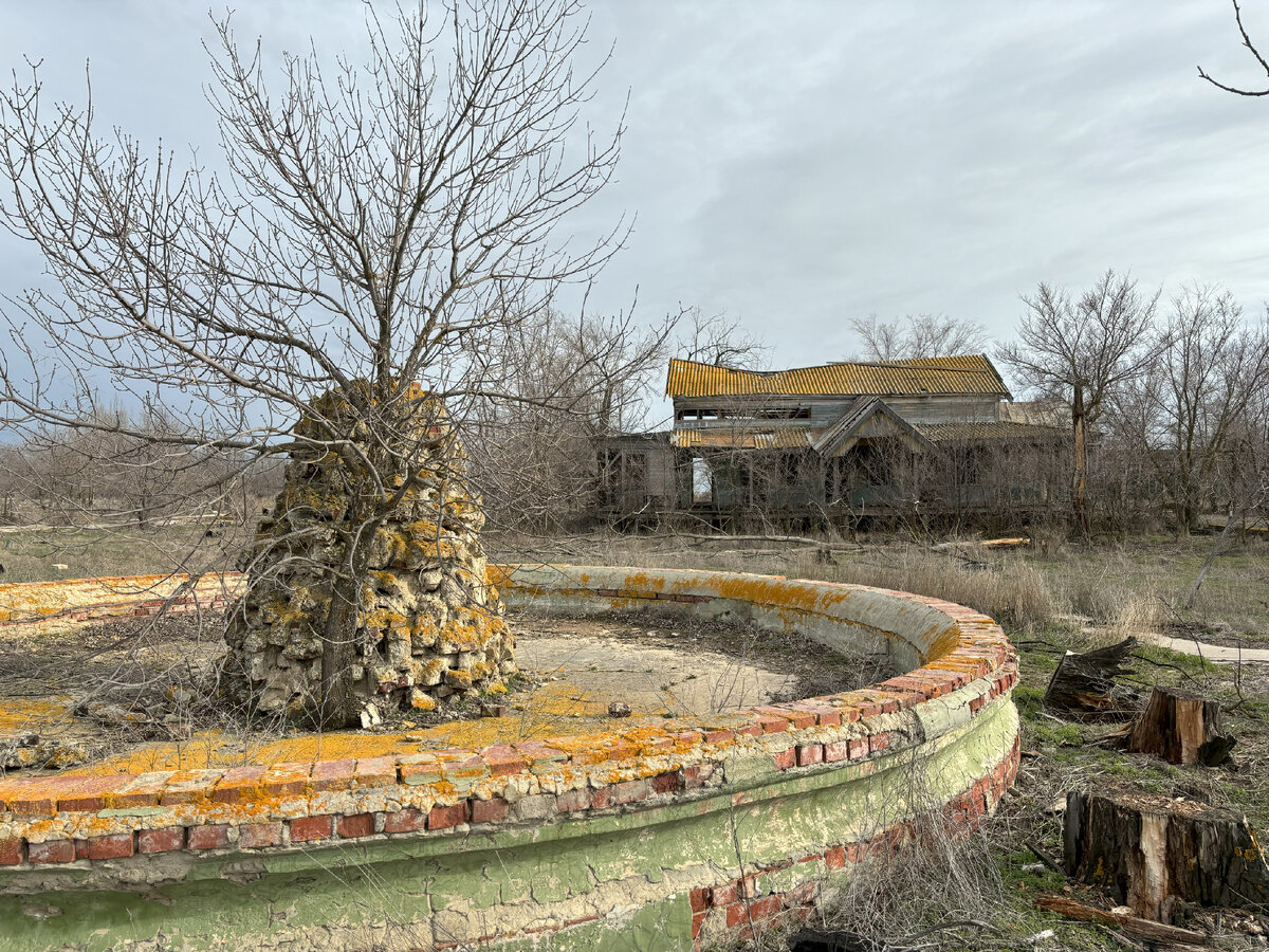Тинаки-1. Фонтан и один из корпусов курорта. Фото автора.
