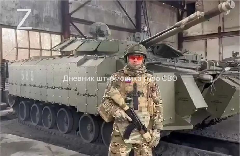 На видео хорошо видно, что комплект защиты был дополнительно усилен за счет добавления новых элементов 4С24 и бронелистов на башне. (Источник изображения: российские соцсети)
