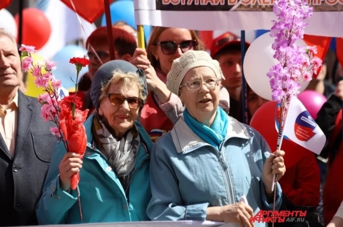    Около 500 жителей Бийска пришли на Петровский бульвар отметить Первомай