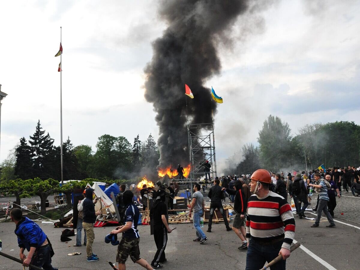    Массовые беспорядки у здания Дома профсоюзов в Одессе© РИА Новости / Агентство "Одесса-медиа"