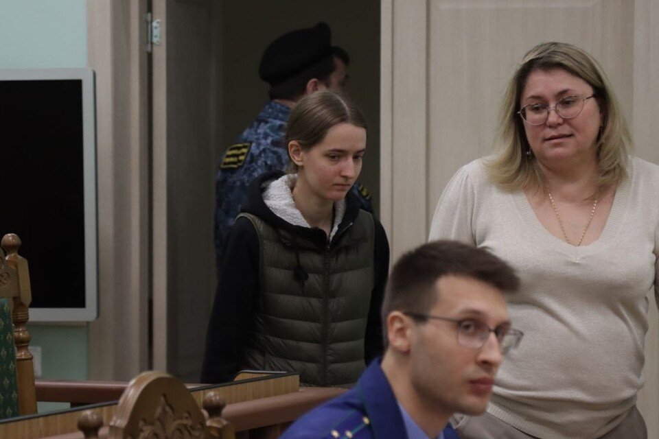    Алиса Федорова (по центру) заступилась за мать, которую обвиняют в попытке ее убийства. Александр ДЫБИН