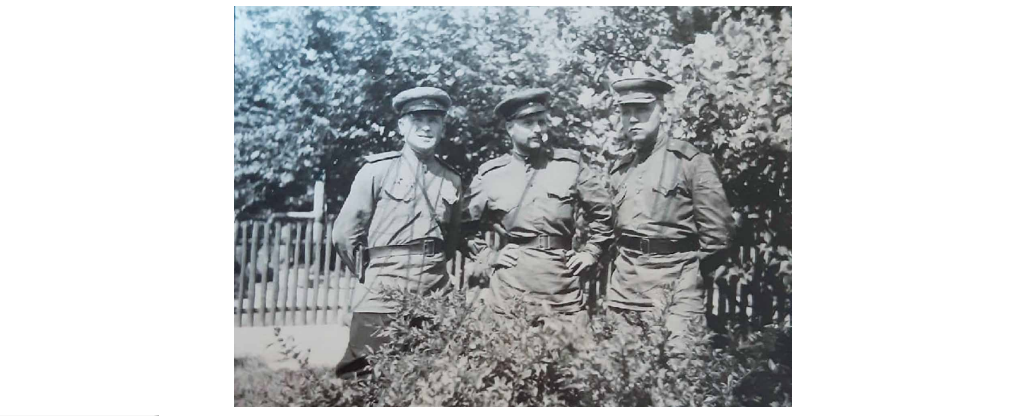 Аркадий Меркурьевич Багин с боевыми товарищами