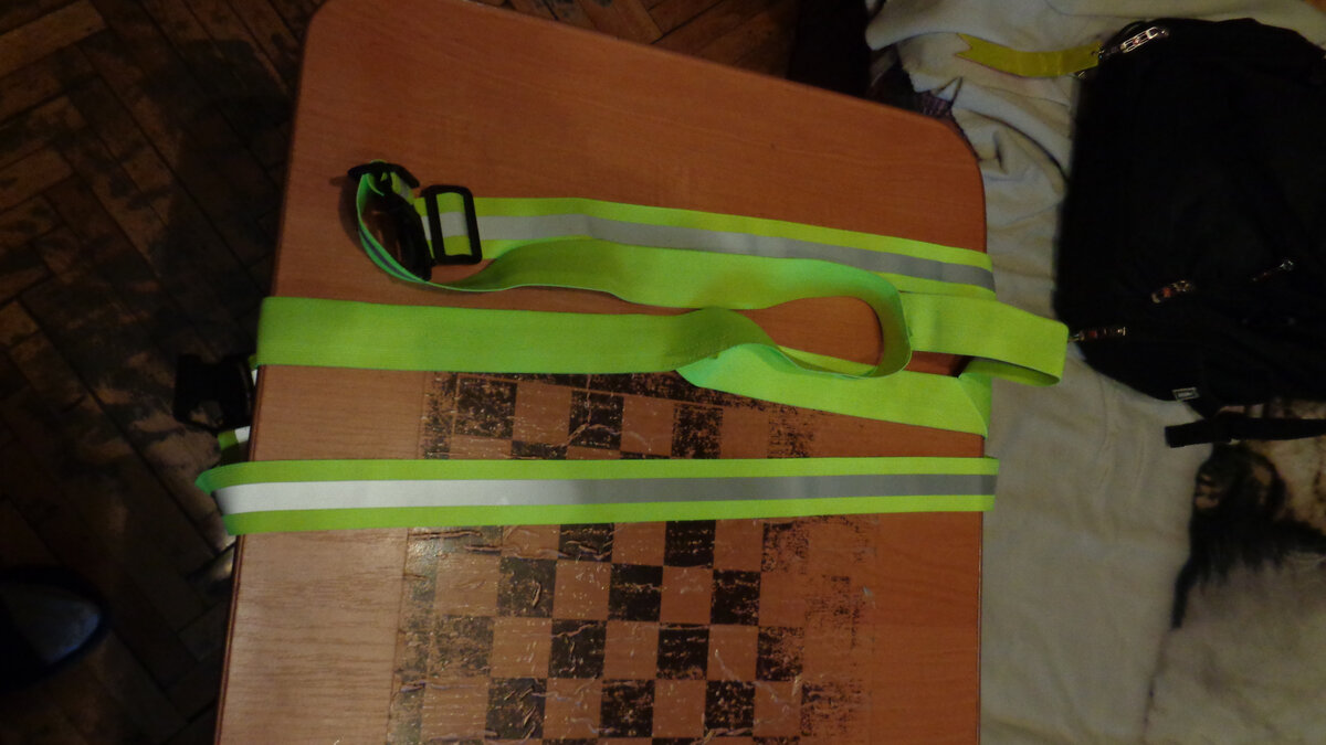 Жилетка, упрощенный вариант. Годится для поездок на самокате.