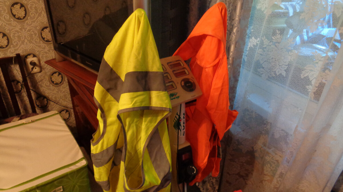 Жилетка, капитальный вариант. С такой жилеткой вас хорошо будет видно на проезжей части другим участникам движения.