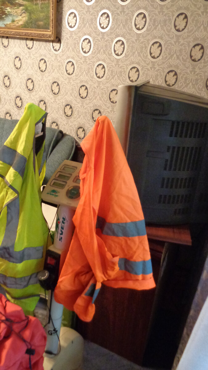 Ещё одна жилетка, я такую использую как вариант обозначить свои габариты на рюкзаке, когда езжу на велосипеде. Дело в том, что сам рюкзак объемный, закрывает спину и часть основного жилета на предыдущем фото. Нашел такое решение.