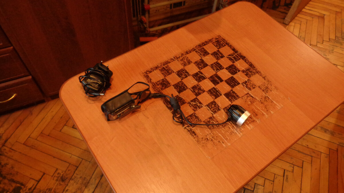 Передний фонарь с выносным аккумулятором и зарядным устройством. Мощность 1000 люмен. Подходит для поездок на велосипеде. Видимость хорошая даже на самых неосвещенных участках вашего пути.