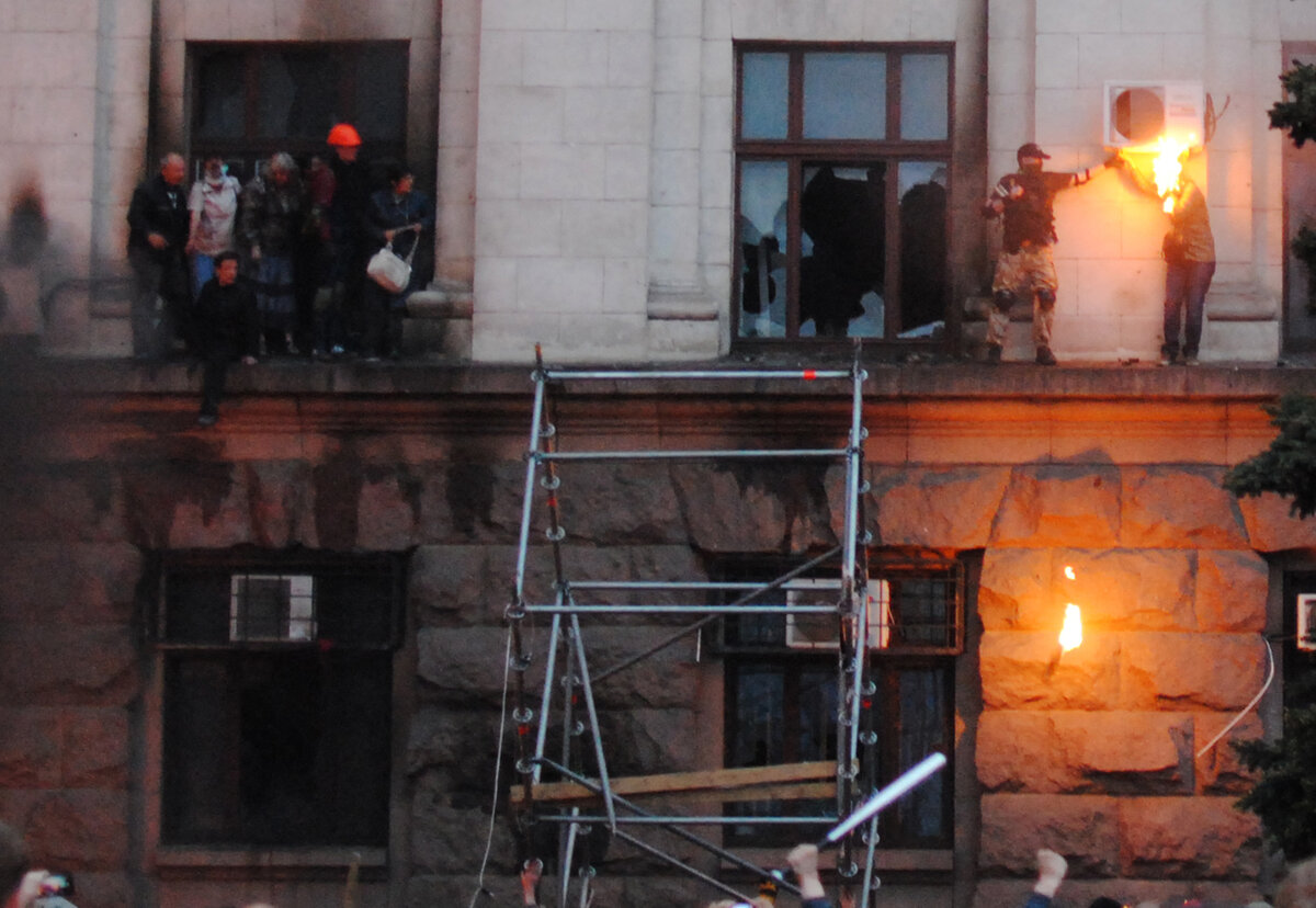    В начале марта в Одессе прошло несколько многотысячных митингов, участники которых требовали федерализации Украины и присвоения русскому языку статуса второго государственного. С середины марта начались задержания лидеров массовых акций на Куликовом Поле сотрудниками СБУ / РИА Новости / Александр Полищук