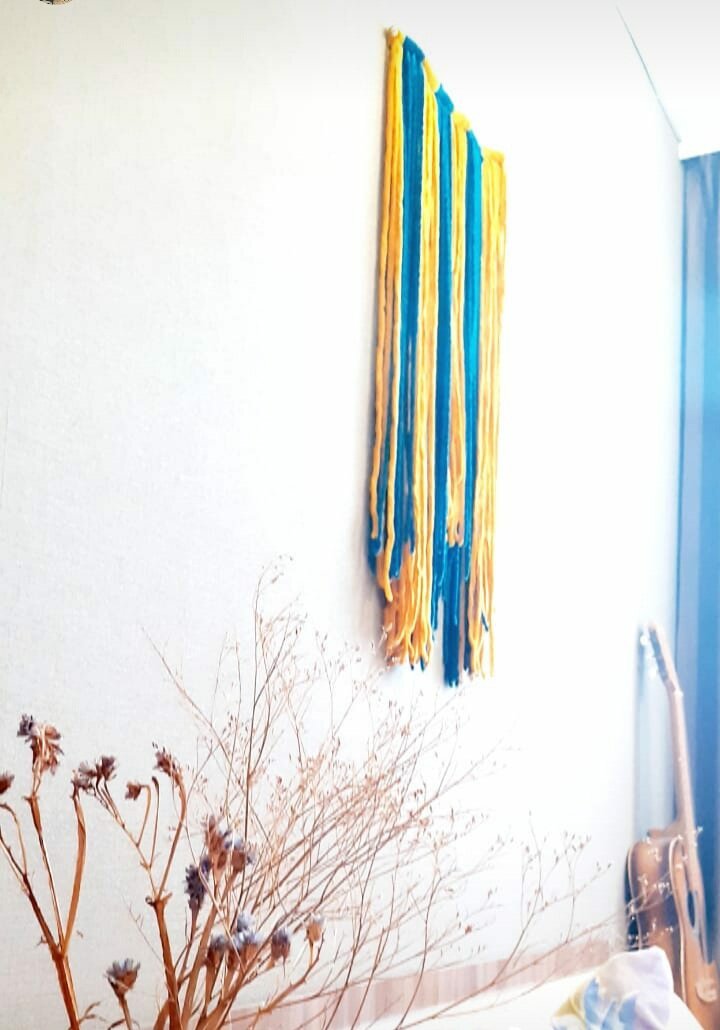 Панно в моей комнате просто из ниток без плетения.