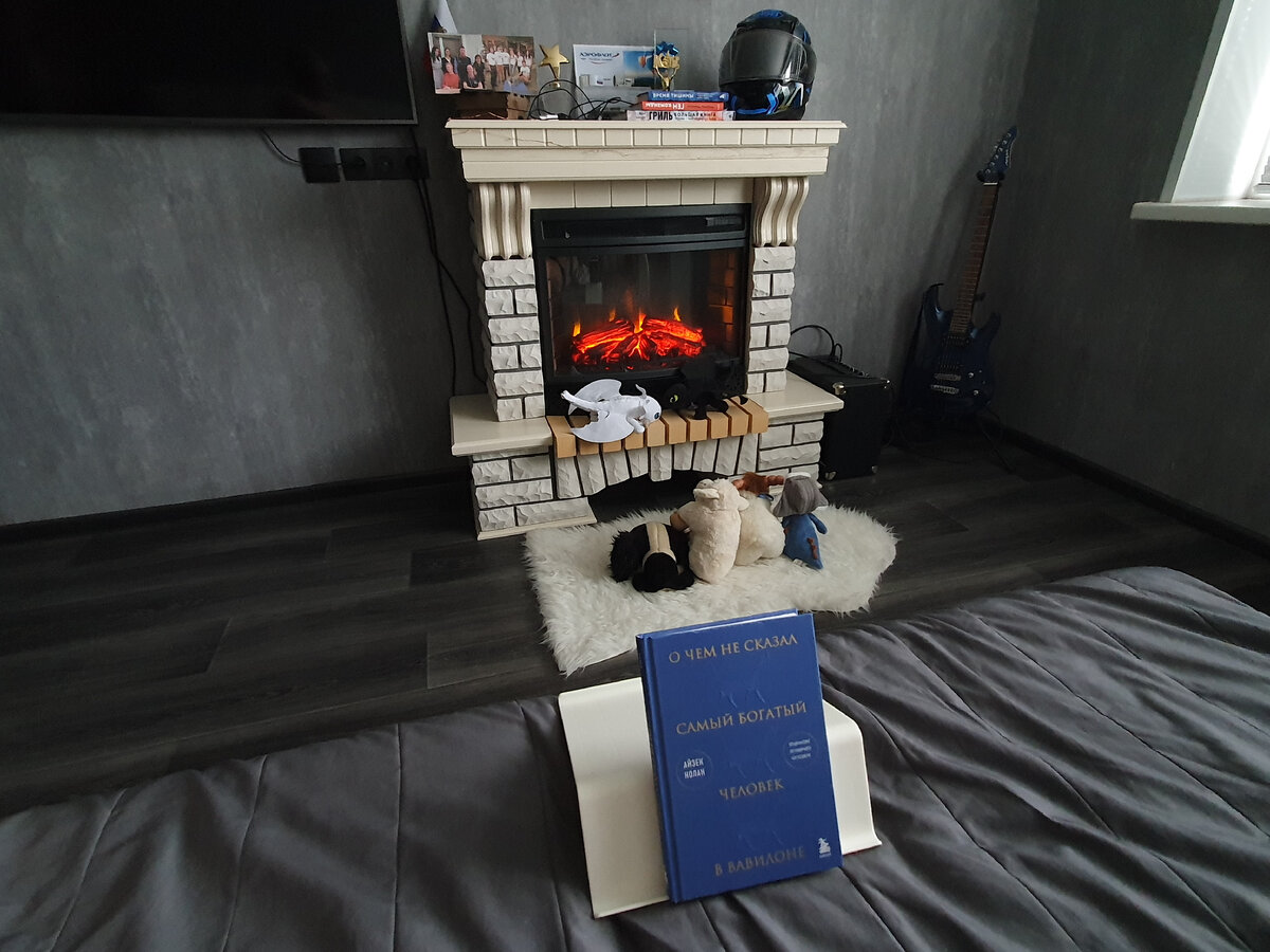 Фото автора, включая легендарный и часто упоминаемый камин. Май 2024.