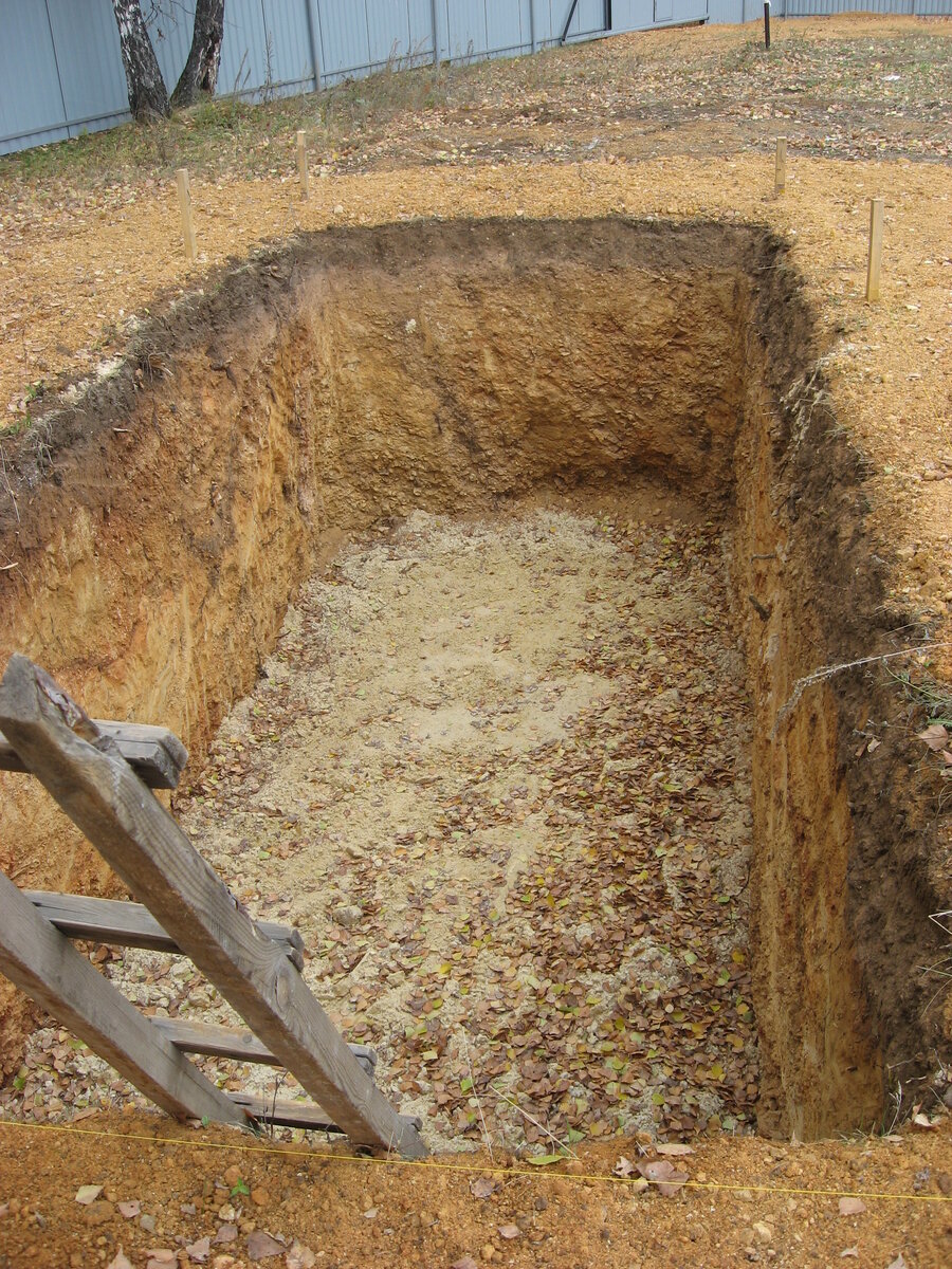 Это был котлован для искусственного водоема на новом участке для строительства дома, мы его позже зарыли. Здесь хорошо видно какая у нас "замечательная почва"! Причем, небольшой слой красного суглинка  у нас только вдоль забора, там где сад и огород его нет совсем. - моё фото 
